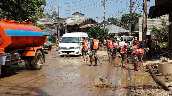 เจ้าหน้าที่เร่งทำความสะอาดพื้นที่ อ.บางสะพาน จ.ประจวบฯ