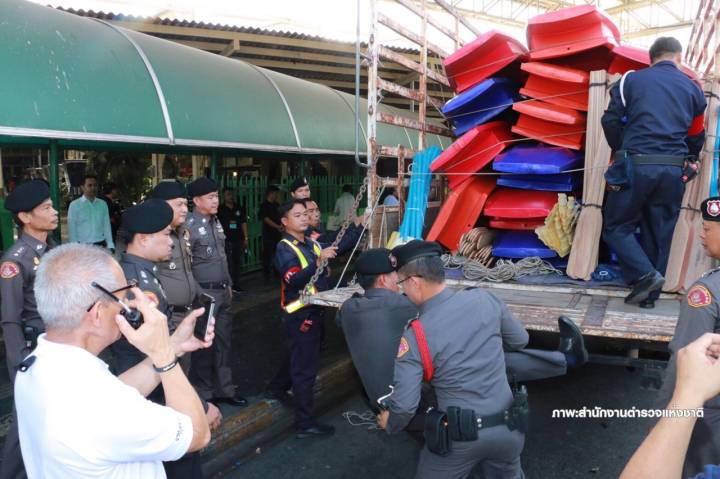 น้ำท่วมใต้ยังวิกฤต-สตช.ส่งเรือท้องแบน 100 ลำ ช่วยผู้ประสบภัย