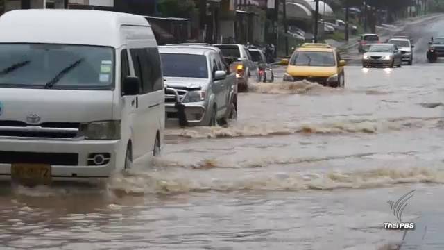 ฝนตกหนักทั้งคืน เกาะสมุยน้ำท่วมขังถนนหลายจุดสูงเกือบ 1 เมตร