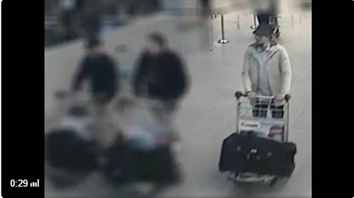 ภาพกล้องวงจรปิด "ผู้ชายใส่หมวก" ผู้ต้องสงสัยมือระเบิดสนามบินบรัสเซลส์