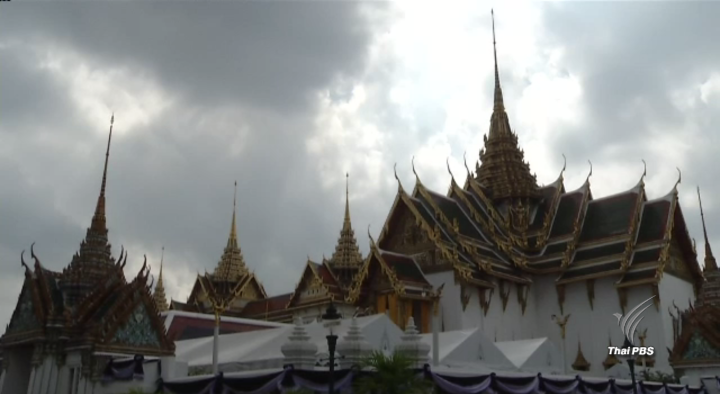 ประชาชนเดินทางไปกราบถวายบังคมพระบรมศพกันอย่างเนืองแน่น 