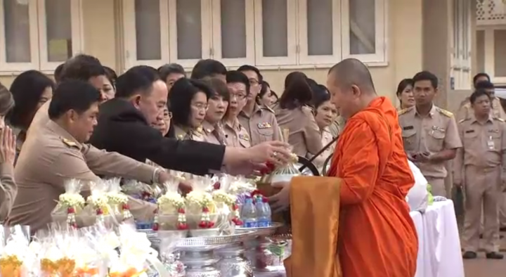 รัฐบาล-รัฐสภาจัดพิธีทำบุญตักบาตรบำเพ็ญพระราชกุศลปัณรสมวาร 15 วัน 