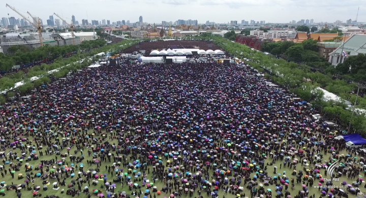 สื่อต่างประเทศรายงานข่าว คนไทยกว่า 1.5 แสน ร่วมใจร้องเพลงสรรเสริญพระบารมี