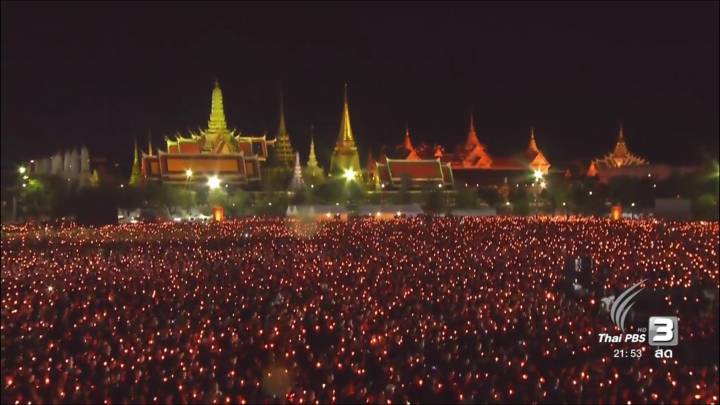 ประมวลภาพประชาชนร่วมร้อง "เพลงสรรเสริญพระบารมี" รอบสุดท้าย ดังกึกก้องทั่วท้องสนามหลวง