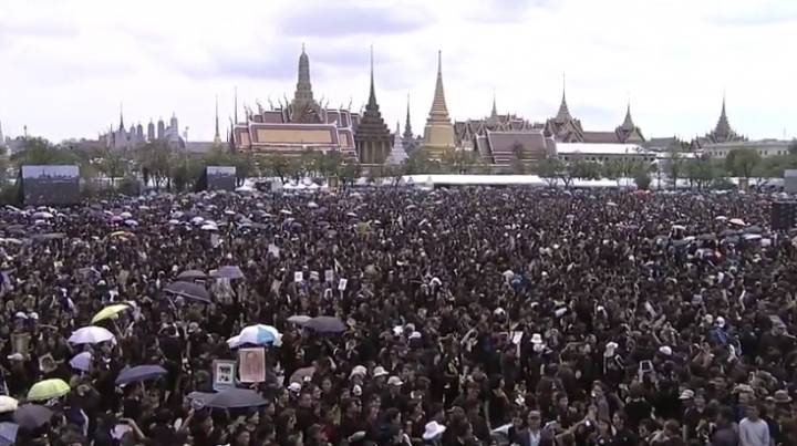 ประชาชนเตรียมร่วมร้องเพลงสรรเสริญพระบารมี เต็มพื้นที่ท้องสนามหลวง