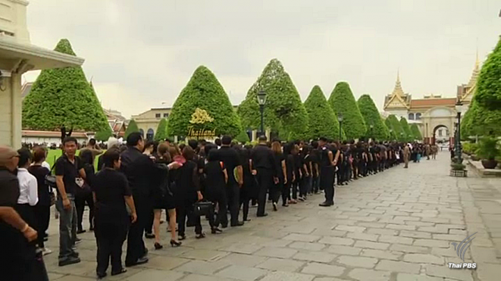 สมาคมผู้ประกอบการรถขนส่งทั่วไทยจัดรถบริการประชาชนลงนามแสดงความอาลัย