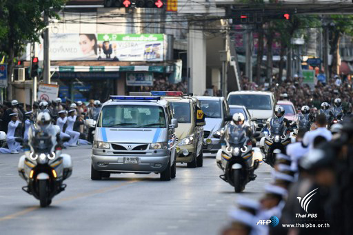 นับแสนโศกสลดเฝ้าขบวนอัญเชิญพระบรมศพ