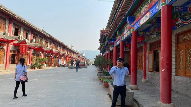สถาปัตยกรรมจีน ในเมืองต้นผึ้ง แขวงบ่อแก้ว สปป.ลาว ที่สร้างเมืองจีนแห่งใหม่ หลังเช่าพื้นที่จากทางการลาวเป็นเวลา 99 ปี