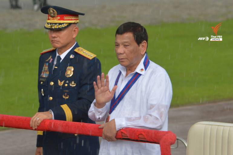 ประธานาธิบดีโรดรีโก ดูเตอร์เต และพลตำรวจเอกออสการ์ อัลบายาลเด (ผู้บัญชาการตำรวจแห่งชาติฟิลิปปินส์)