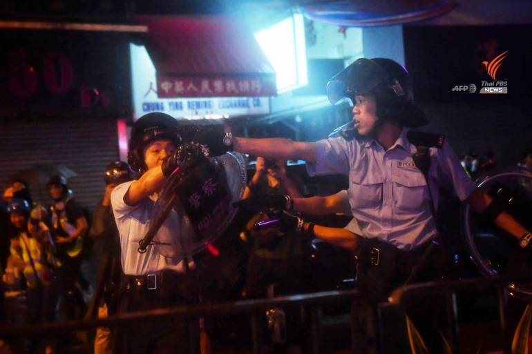 ตำรวจฮ่องกงชักปืนขู่ผู้ประท้วง