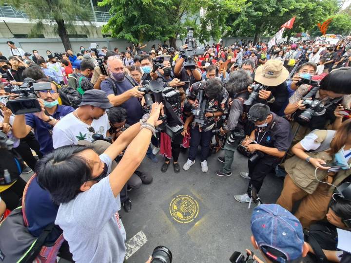 ประชาชนชุมนุมหน้ารัฐสภา กดดันแก้ไขรัฐธรรมนูญ