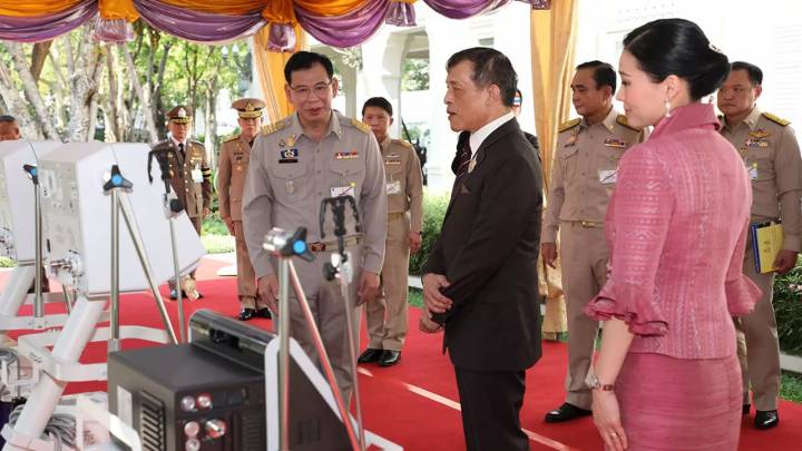 พระบาทสมเด็จพระเจ้าอยู่หัว - สมเด็จพระราชินี พระราชทานพระบรมราโชบายให้กำลังใจแพทย์-พยาบาล