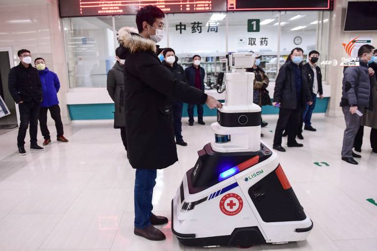 ภาพ : หุ่นยนต์ลาดตระเวนตรวจสอบอุณหภูมิ เพื่อคัดกรองประชาชนที่มาใช้บริการโรงพยาบาลในมณฑลเหลียวหนิงของจีน เพื่อป้องกันการติดเชื้อ COVID-19 ให้แก่บุคลากรทางการแพทย์
