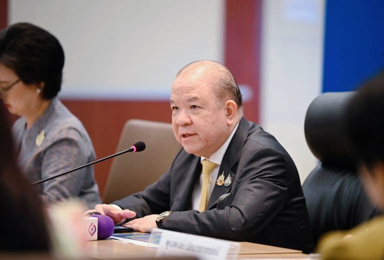 นายพิชัย นริพทะพันธุ์ รัฐมนตรีว่าการกระทรวงพาณิชย์