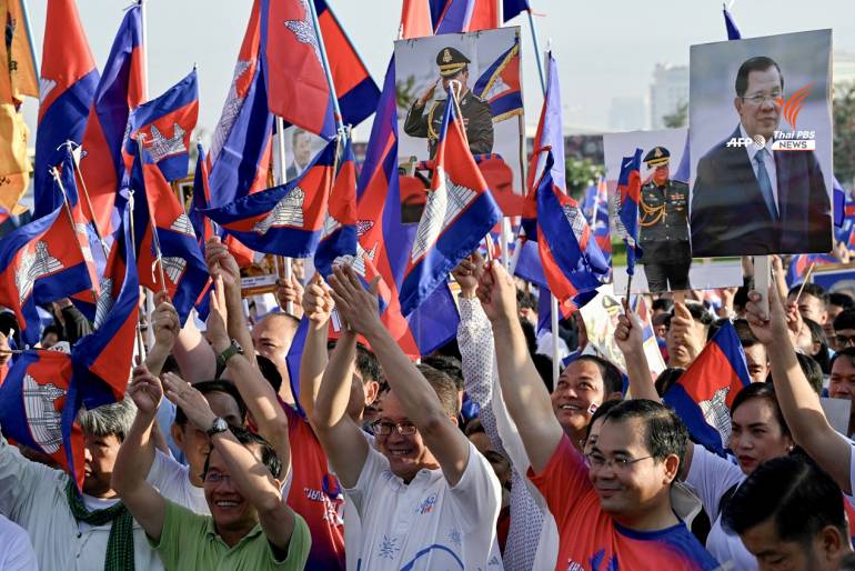 ประชาชนเดินขบวน ที่จัดขึ้นเพื่อสนับสนุนการกระทำของรัฐบาลกัมพูชาในข้อพิพาทเรื่องพรมแดนกับไทย ในกรุงพนมเปญ เมื่อวันที่ 18 มิถุนายน 2568