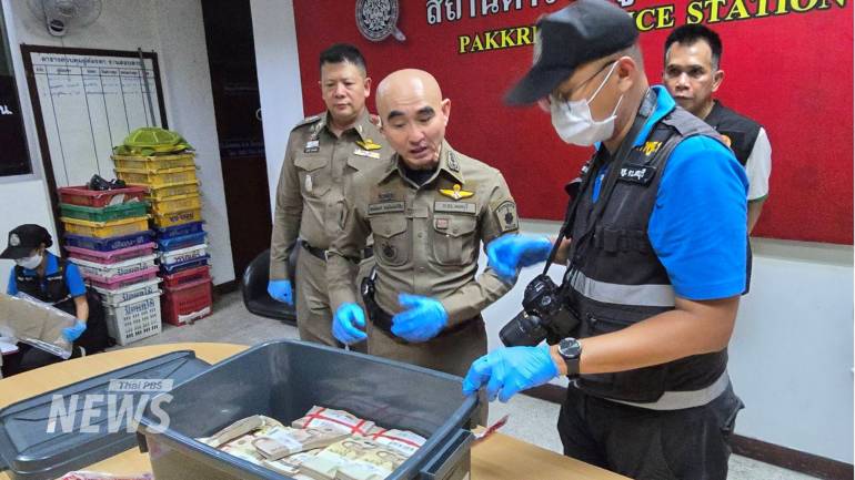 เจ้าหน้าที่ตำรวจตรวจสอบเงินสดจำนวน 12 ล้านถูกพบในกล่องพลาสติก 