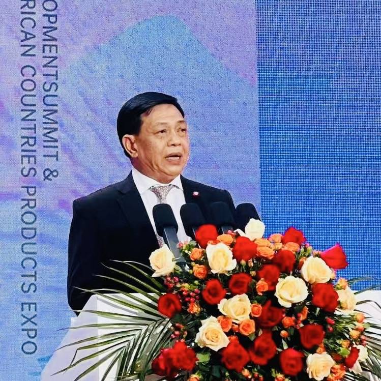 นายอลงกรณ์ พลบุตร ประธานที่ปรึกษารัฐมนตรีว่าการกระทรวงทรัพยากรธรรมชาติและสิ่งแวดล้อม และประธานสถาบันเอฟเคไอไอ  