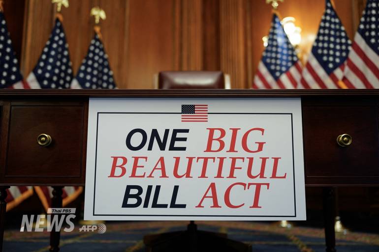 ป้ายข้อความ One Big Beautiful Bill Act ถูกนำมาติดไว้ที่โต๊ะ หลังจากสภาผู้แทนราษฎรสหรัฐฯ ผ่านร่างกฎหมายภาษีของประธานาธิบดีโดนัลด์ ทรัมป์