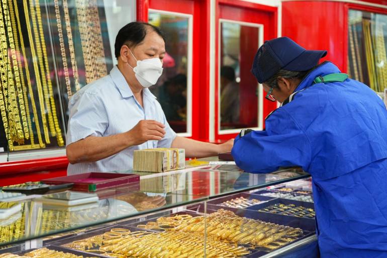 บรรยากาศร้านทองที่เยาวราชประชาชนเดินทางมาซื้อ-ขายทองคำอย่างคึกคัก หลังราคาทองปรับตัวสูงขึ้นเป็นประวัติการณ์ 