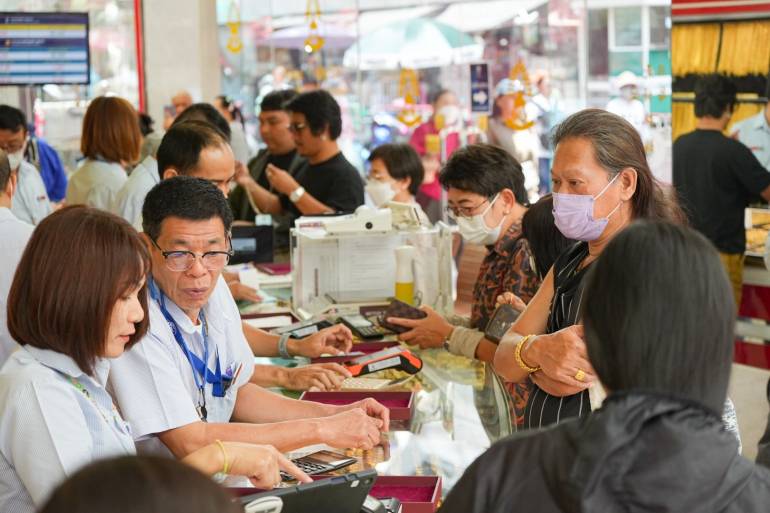 บรรยากาศร้านทองที่เยาวราชประชาชนเดินทางมาซื้อ-ขายทองคำอย่างคึกคัก หลังราคาทองปรับตัวสูงขึ้นเป็นประวัติการณ์ 