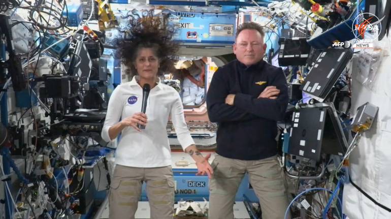 นักบินอวกาศของ NASA Butch Wilmore (ขวา) และ Suni Williams จากสถานีอวกาศนานาชาติ (ISS) เมื่อวันที่ 13 กันยายน 2024