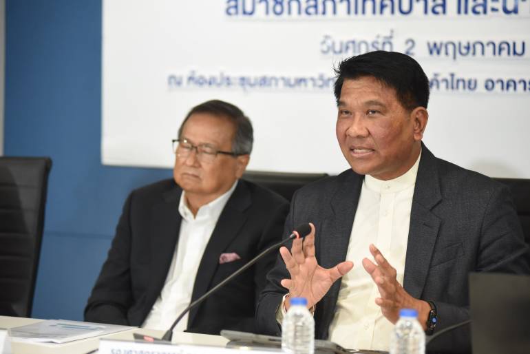 นายธนวรรธน์ พลวิชัย อธิการบดีมหาวิทยาลัยหอการค้าไทย และประธานที่ปรึกษาศูนย์พยากรณ์เศรษฐกิจและธุรกิจ มหาวิทยาลัยหอการค้าไทย