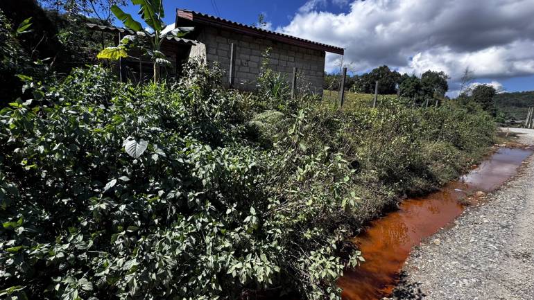 น้ำที่คาดว่าเกิดจากการรั่วซึมของกากแร่ ซึ่งใกล้กันเป็นที่ตั้ง บริษัท Sonta Mining Development Company