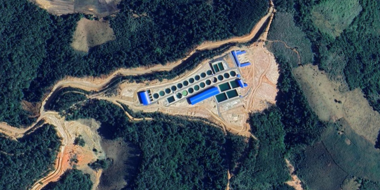 มุมสูงจาก earth.google บริเวณคาดว่าเป็นโรงแต่งแร่ ฝั่งตรงข้ามคิดว่าเป็นอ่างเก็บกักกากแร่