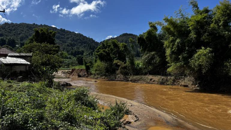 แม่น้ำเงียบที่ไหลผ่านบริเวณเมืองคูน แขวงเชียงขวาง ประเทศลาว