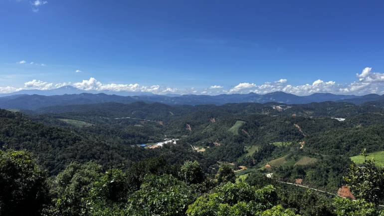 บริเวณจุดชมวิวแขวงเชียงขวาง สามาถมองเห็น “ภูเบีย” ยอดเขาที่สูงที่สุดใน สปป.ลาว และพบการทำเหมืองแร่หายาก