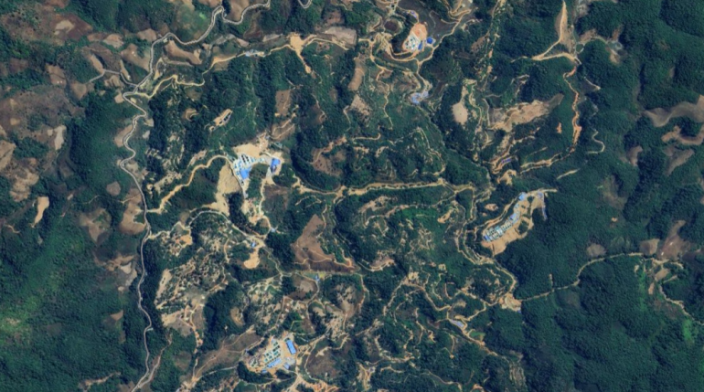 มุมสูงจาก Google Earth บริเวณจุดชมวิวภูเขาเมืองเชียงขวาง สามารถมองเห็นการทำเหมืองแร่หายาก โดยมีการทำเหมืองแร่หายากจำนวน 4 แห่ง ตั้งอยู่ใกล้กับแม่น้ำเงียบ ใกล้กับบริเวณทำเหมืองแร่เป็นที่ตั้งของ “บริษัท ตงลี้เผิง พัฒนาเหมืองแร่ จำกัดผู้เดียว”