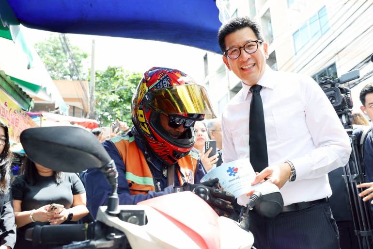 ดร.เอกนิติ นิติทัณฑ์ประภาศ รองนายกรัฐมนตรีและรัฐมนตรีว่าการกระทรวงการคลัง