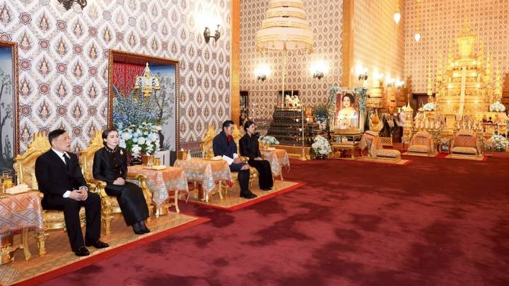 ในหลวง-พระราชินี กษัตริย์จิกมี-ราชินีภูฏาน ทรงบำเพ็ญพระราชกุศลพระพิธีธรรมสวดพระอภิธรรมพระบรมศพสมเด็จพระบรมราชชนนีพันปีหลวง