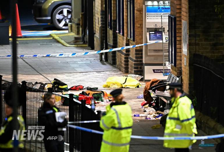 ตำรวจวางแนวกั้นบริเวณสถานีรถไฟเมืองฮันติงดัน หลังเกิดเหตุไล่แทงคนบนรถไฟ เมื่อวันที่ 1 พ.ย.2568