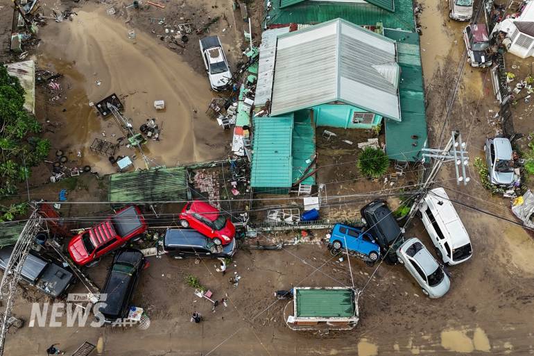 ภาพถ่ายทางอากาศแสดงให้บ้านเรือนและยานพาหนะในเมืองตาลัมบัน จ.เซบู ได้รับความเสียหายจากพายุไต้ฝุ่นคัลแมกีพัดถล่มฟิลิปปินส์