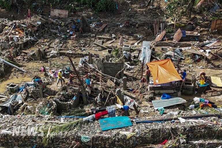 สภาพบ้านเรือนในเมืองตาลิเซย์ จ.เซบู ได้รับความเสียหายจากพายุ