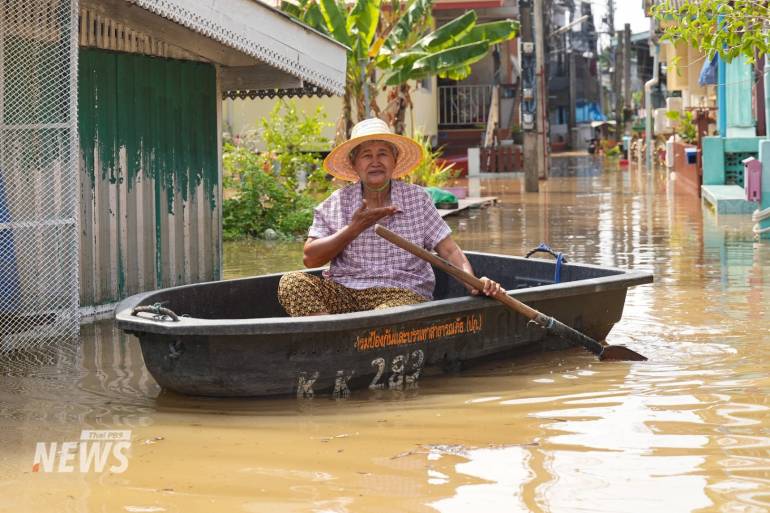 ระดับน้ำในเเม่น้ำเจ้าพระยา บริเวณชุมชน วัดเจดีย์ทอง อำเภอสามโคก จังหวัดปทุมธานี เพิ่มสูงขึ้นอย่างต่อเนื่อง