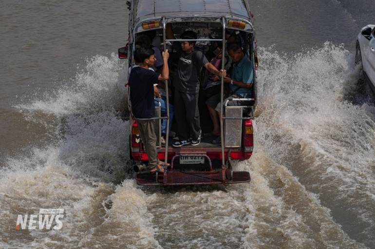 ตั้งแต่เวลา 9.00 น. เจ้าหน้าที่ตำรวจและกรมทางหลวง เข้าช่วยเหลือประชาชน ผู้ใช้เส้นทาง หลังน้ำทะเลหนุน เอ่อล้นท่วมถนนนครอินทร์ สะพานพระราม 5 ส่งผลให้การจราจรติดขัดอย่างหนัก เตือนรถเล็ก ควรหลีกเลี่ยงเส้นทางชั่วคราว