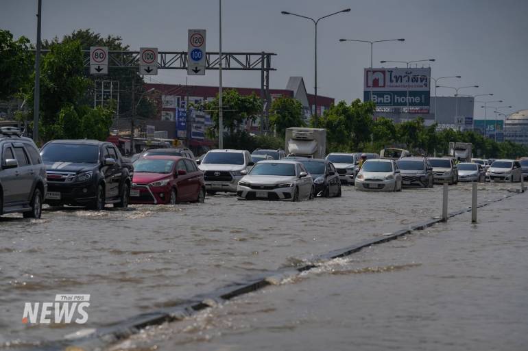 ตั้งแต่เวลา 9.00 น. เจ้าหน้าที่ตำรวจและกรมทางหลวง เข้าช่วยเหลือประชาชน ผู้ใช้เส้นทาง หลังน้ำทะเลหนุน เอ่อล้นท่วมถนนนครอินทร์ สะพานพระราม 5 ส่งผลให้การจราจรติดขัดอย่างหนัก เตือนรถเล็ก ควรหลีกเลี่ยงเส้นทางชั่วคราว
