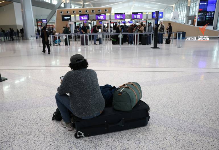 นักเดินทางนั่งรอรับกระเป๋าเดินทางที่สนามบินนานาชาตินวร์ก ลิเบอร์ตี ในเมืองนวร์ก รัฐนิวเจอร์ซีย์ เมื่อวันที่ 7 พฤศจิกายน 2025