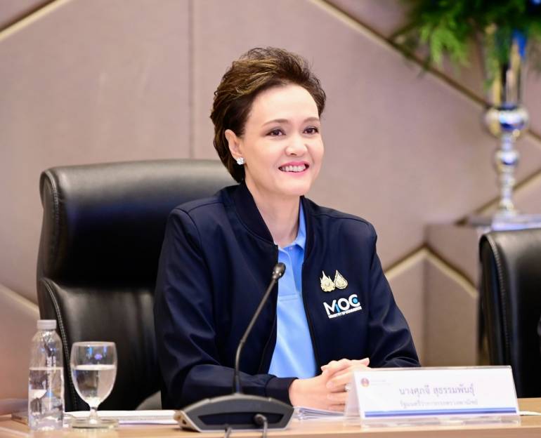 นางศุภจี สุธรรมพันธุ์ รัฐมนตรีว่าการกระทรวงพาณิชย์ 