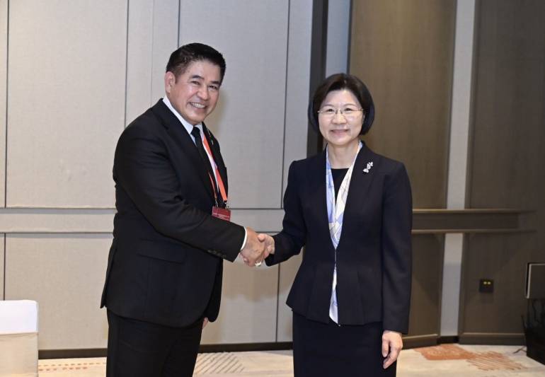 ร้อยเอก ธรรมนัส พรหมเผ่า รองนายกรัฐมนตรีและรมว.เกษตรและสหกรณ์