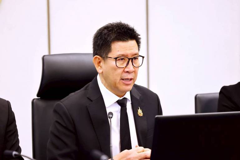 นายเอกนิติ นิติทัณฑ์ประภาศ รองนายกรัฐมนตรีและรัฐมนตรีว่าการกระทรวงการคลัง