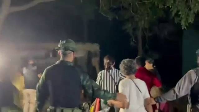 ฝ่ายปกครองของไทยให้ชาวบ้านในพื้นที่ชายแดน จ.สระแก้ว อพยพและเข้าหลุมหลบภัย