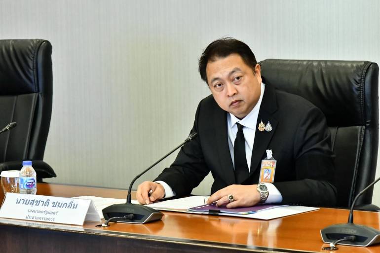 สุชาติ ชมกลิ่น รองนายกรัฐมนตรี และ รมว.ทรัพยากรธรรมชาติและสิ่งแวดล้อม 