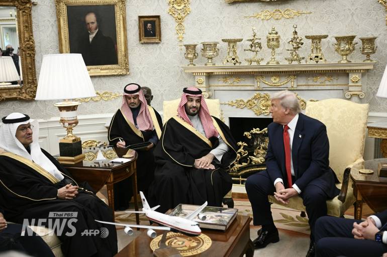 มกุฎราชกุมารแห่งซาอุดีอาระเบียพูดคุยกับประธานาธิบดีสหรัฐฯ ในห้องทำงานรูปไข่ที่ทำเนียบขาว