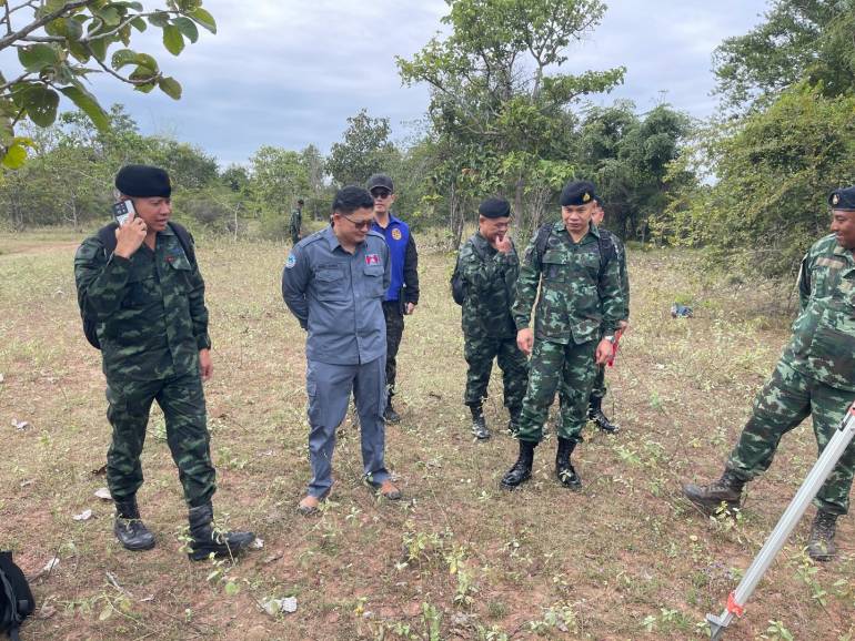 ชุดสำรวจปักหมุดชั่วคราวกัมพูชา ได้เดินทางมาร่วมบินโดรน เพื่อวางภาพถ่ายทางอากาศ นำไปสู่การเดินสำรวจร่วมปักหมุดชั่วคราว ตามเส้นที่ทั้งสองประเทศอ้างสิทธิ วันที่ 19 พ.ย.68