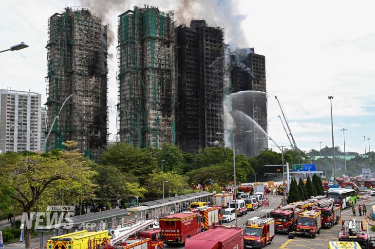 เจ้าหน้าที่ดับเพลิงฮ่องกงระดมกำลังฉีดน้ำดับไฟที่ไหม้ลุกลามอาคารชุดหลายหลัง ซึ่งเหตุไฟไหม้ครั้งนี้ถือเป็นครั้งร้ายแรงที่สุดในรอบ 77 ปี