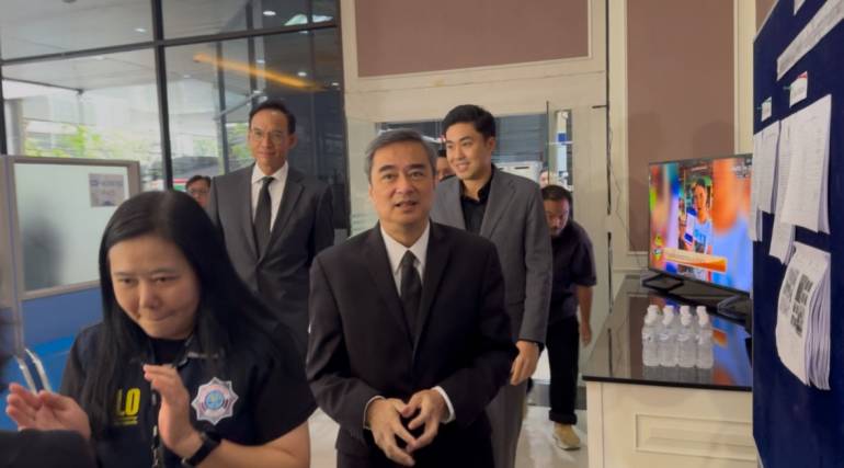 อภิสิทธิ์ เวชชาชีวะ หัวหน้าพรรคประชาธิปัตย์