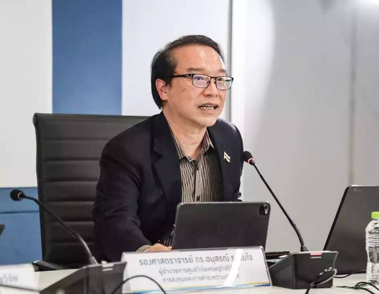 รศ. ดร. อนุสรณ์ ธรรมใจ คณบดีคณะเศรษฐศาสตร์ และ ผู้อำนวยการศูนย์วิจัยเศรษฐกิจดิจิทัล การลงทุนและการค้าระหว่างประเทศ (DEIIT) มหาวิทยาลัยหอการค้าไทย